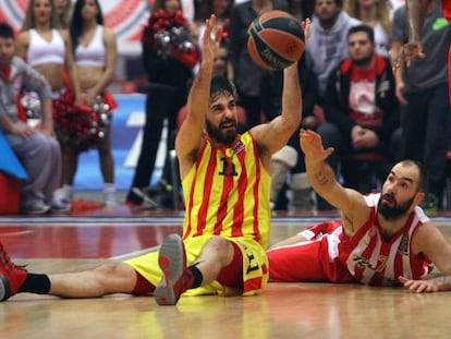 Navarro, junto a Spanoulis, juega el balón desde el suelo.