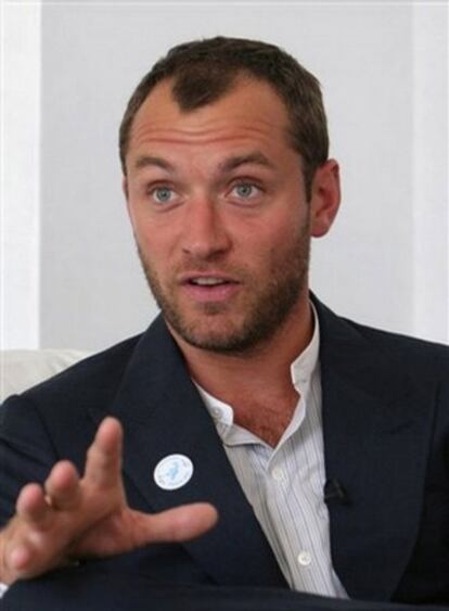 Jude Law en una conferencia en Kabul