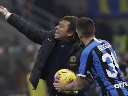 Conte da instrucciones a Biraghi en el Inter-Roma.