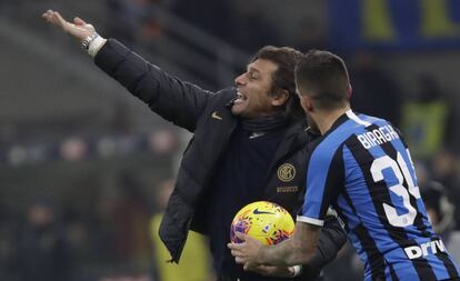 Conte da instrucciones a Biraghi en el Inter-Roma.