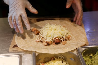 Un trabajador de la franquicia Chipotle prepara un plato de quesadilla en una sucursal de Nueva York, EE UU, en junio de 2018.