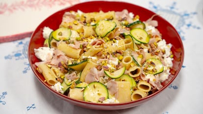 Con pasta fría puedes preparar una ensalada como esta