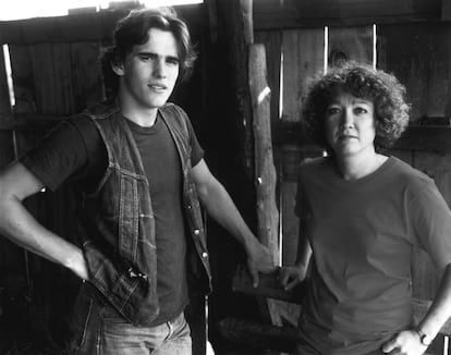 Matt Dillon y la escritora Susan.E. Hinton, en el rodaje de &#039;Tex&#039;, en septiembre de 1982.