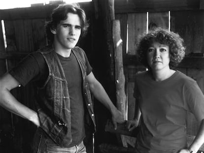 Matt Dillon y la escritora Susan.E. Hinton, en el rodaje de &#039;Tex&#039;, en septiembre de 1982.