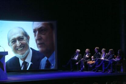 Josep Maria Castellet, en la pantalla con su hermano Eduard, durante el acto de homenaje en el teatro Romea de Barcelona.