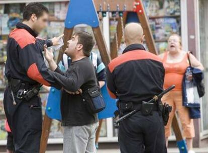 Agentes de la Ertzaintza identifican a un joven en una protesta contra la anulación de listas de ANV.