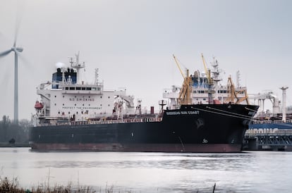 El buque Overseas Sun Coast fotografiado en el puerto de Ámsterdam, el 6 de diciembre de 2020.