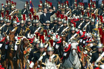 En su discurso con motivo de la festividad, el presidente de la República Jacques Chirac, tuvo un recuerdo emotivo para las 52 víctimas mortales de los atentados de Londres y todo el pueblo británico.