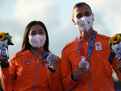 La mexico-neerlandesa Gabriela Schloesser y Steve Wijler tras ganar la plata en equipos mixtos de tiro con arco.