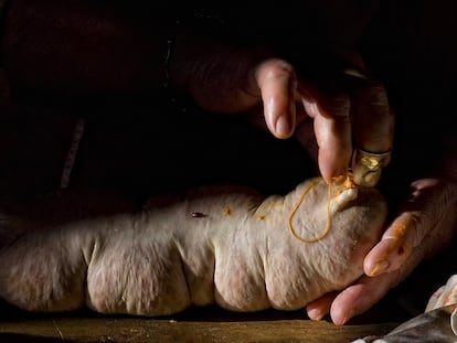 Las manos más delicadas, hábiles en los cuchillos y con la aguja y el hilo para zurcir tripas.