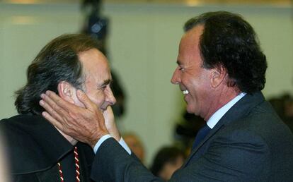 Julio Iglesias saluda cariñosamente a Joan Manuel Serrat durante la gala de la 7ª edición de los Premios Protagonistas en la que ambos resultaron premiados.