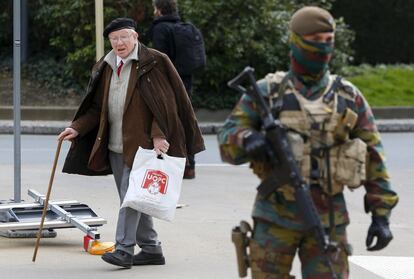 Un militar belga custodia los alrededores del Consejo Europeo.