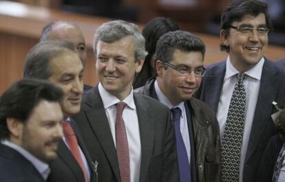 El conselleiro Alfonso Rueda, en el centro, ayer en el Parlamento con dirigentes del PP y alcaldes populares del área de Vigo.