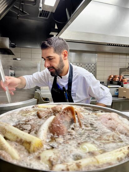 El chef Marc Segarra espumando la olla podrida.