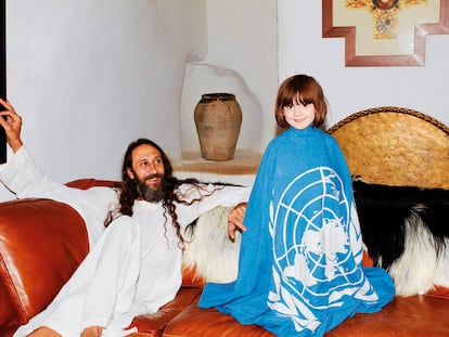 Miguel Adrover con la pequeña Apollonia en un repotaje publicado en la revista 'Metal'