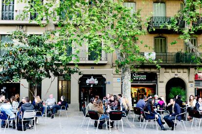 De las muchísimas y agradables terrazas que hay en las plazas del barrio de Gràcia, la del Cafè del Sol es una de las más veteranas y populares. A su excelente ubicación se suman sus tapas caseras, con patatas bravas y croquetas, además de una surtida carta de cervezas. Buen ambiente a cualquier hora del día, desde el aperitivo hasta la última caña de la noche.
