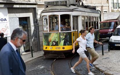 El tranv&iacute;a 28 a su paso por el Largo do Chiado, en Lisboa. 