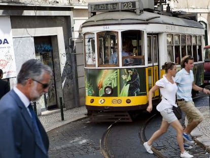 El tranv&iacute;a 28 a su paso por el Largo do Chiado, en Lisboa. 