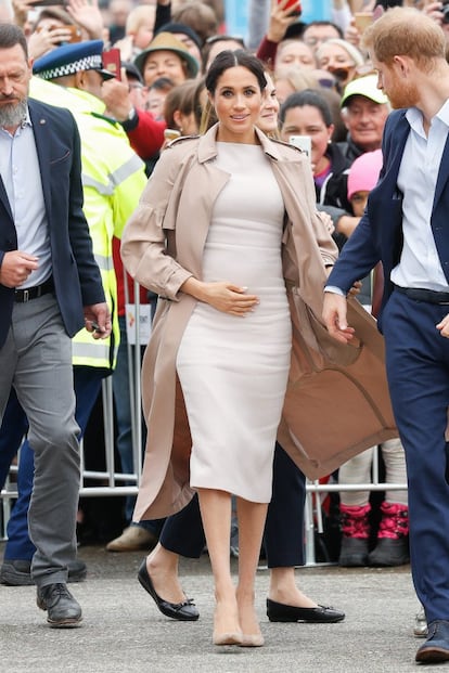 Especialmente en los primeros meses de embarazo, Markle siguió apostando por los vestidos ajustados, como en este paseo por las calles de Auckland, Nueva Zelanda.