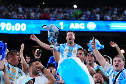 Aficionados de Argentina alientan a su equipo en el estadio MetLife.