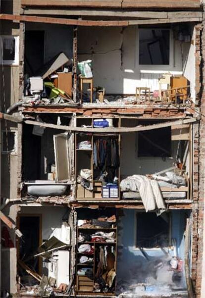 Aspecto del edificio afectado por la explosión en Santa Coloma de Gramenet.