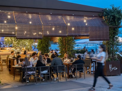 Terraza de un restaurante del puerto de Barcelona, en septiembre.