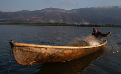 El pescador Juan Ixim prepara sus redes en el lago Izabal, en Guatemala.