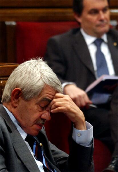 Pasqual Maragall, y Artur Mas, durante el debate en el Parlamento autonómico.