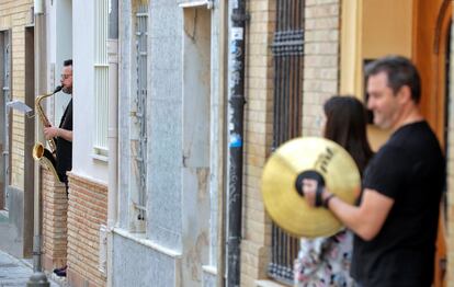 Varios músicos tocan a las puertas de sus casas en el barrio de Benimaclet de Valéncia.