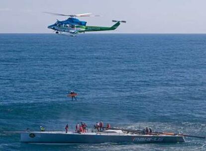 Rescate en helicóptero de uno de los tripulantes del <i>Maximus</i>.