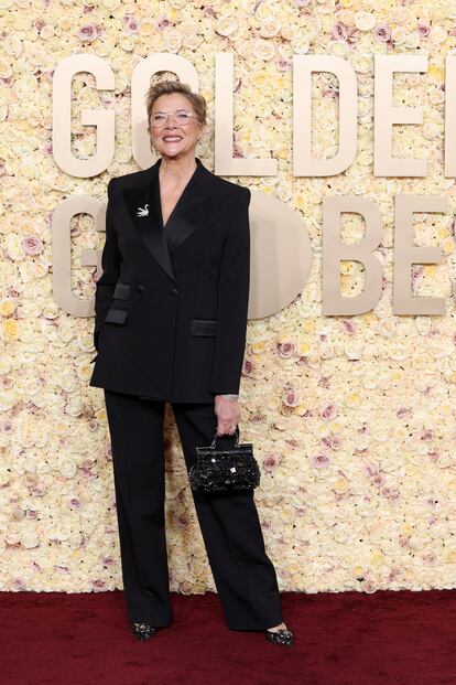 Annette Bening, con esmoquin de Dolce & Gabbana, nominada a mejor actriz de drama por 'Nyad'.