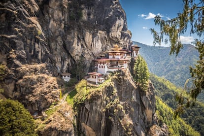 En Bután nada es prosaico. El Buda nacido de un loto no alcanzó a pie este santuario del Himalaya ubicado a 3.000 metros de altura, sino volando a lomos de una tigresa. Más tarde, cuando se erigió el monasterio, no se usaron pernos para asegurarlo, sino cabellos de espíritus femeninos. La imponente fortaleza, formada por una cascada de tejados y muros blancos, se aferra a la pared de un acantilado de 900 metros por encima del valle del Paroy, y solo es accesible tras una ardua y pronunciada caminata que arranca a 2.600 metros de altura y se completa, aproximadamente, en una hora. Más información: <a href="http://www.visitabutan.es/" target="_blank">visitabutan.es</a>