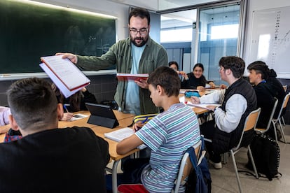 Un profesor imparte clase en un instituto de Valencia.