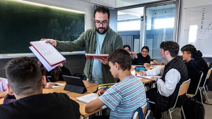 Un profesor imparte clase en un instituto de Valencia.