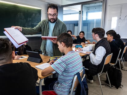 Un profesor imparte clase en un instituto de Valencia.