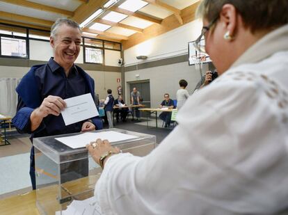 El lehendakari y candidato a la reelección por el PNV, Iñigo Urkullu, vota para las elecciones autonómicas en un colegio electoral de Durango (Bizkaia). 