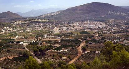 La localidad de Parcent, que evit&oacute; la urbanizaci&oacute;n de sus montes, vista desde el Coll de Rates.