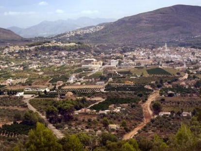 La localidad de Parcent, que evit&oacute; la urbanizaci&oacute;n de sus montes, vista desde el Coll de Rates.