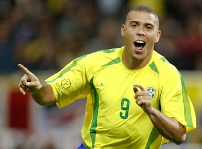 Ronaldo celebra uno de sus dos tantos a Alemania en la final del Mundial de Corea y Jap&oacute;n 2002