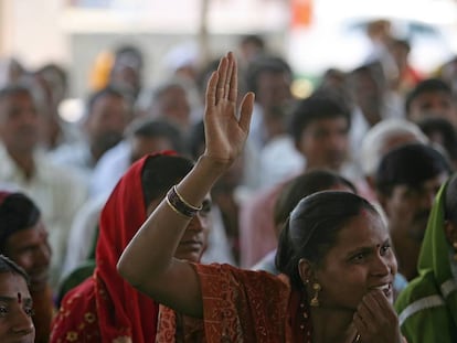 Una mujer levanta la mano para hablar en una reuni&oacute;n comunitaria en Aurangabad. 