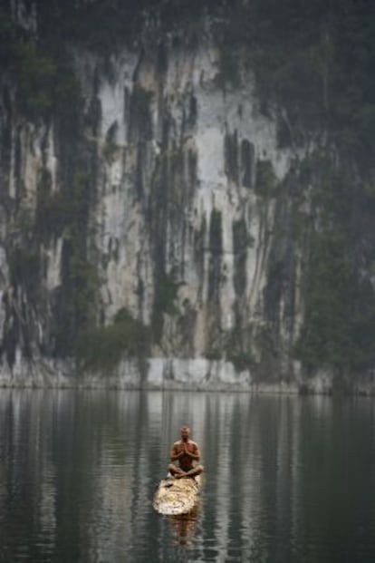 Un hombre practicamndo yoga en el parque nacional de Kao Sok, en Tailandia.