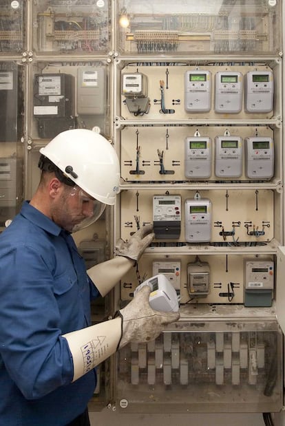 Instalación de contadores inteligentes de una compañía eléctrica.