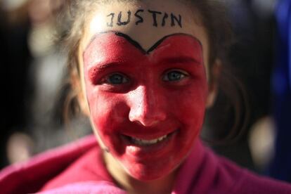 Una joven espera con entusiasmo el concierto del canadiense Justin Bieber.