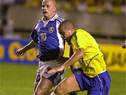 Ronaldo trata de controlar el balón con dificultades ante Djordjevic.