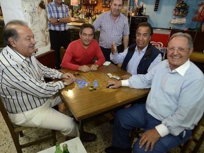 Carlos Slim (izquierda) junto a otros compatriotas mexicanos en el bar Moncho de Avión (Ourense).