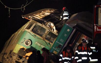 En la operación de rescate participan 450 bomberos y 100 policías y hay helicópteros y ambulancias en acción