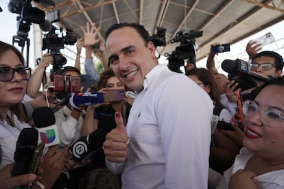 El candidato del PRI al Gobierno de Coahuila, Manolo Jiménez, emitió su voto en la ciudad de Saltillo. Jiménez ha acudido en compañía de sus hijos a la mesa electoral en la que ha votado toda su vida, contaba a los medios. En la imagen, Jiménez enseña su pulgar después de votar en Saltillo.