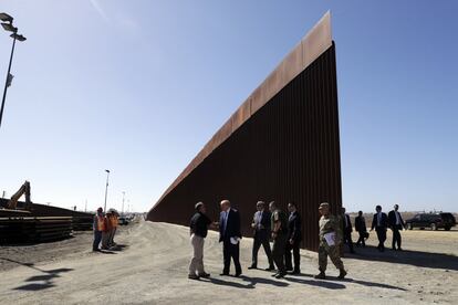 El presidente Donald Trump recorre una sección del muro fronterizo sur.