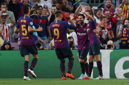 Jugadores del Barcelona celebran el primer gol del partido.