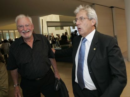 Pedro Miguel Etxenike, a la derecha, junto a Heinrik Rohrer, Premio Nobel de Fìsica.